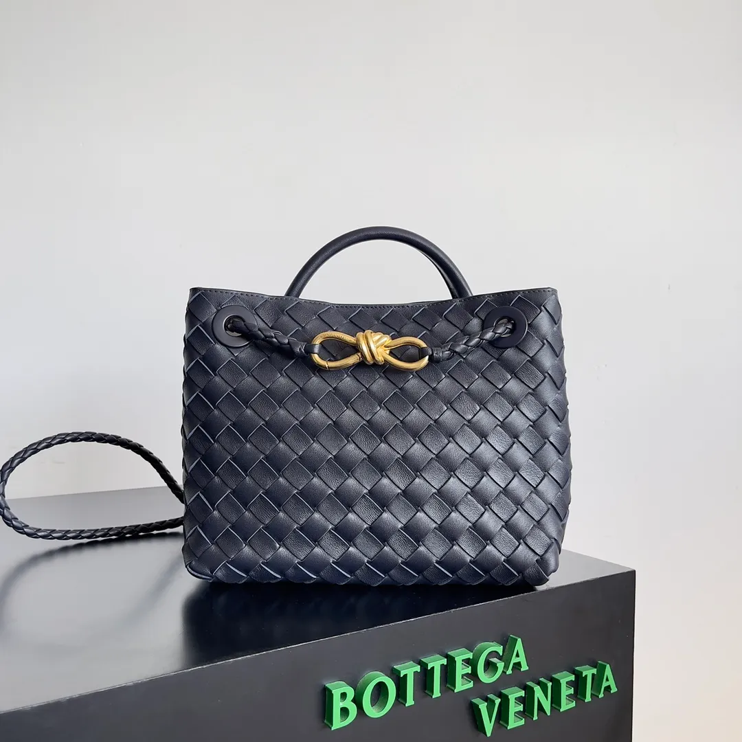The 2023 new Andiamo batch of 1860 BV has been shipped‼ ️Really popular🔥The new Andiamo woven handbag launched by Bottega Veneta this season is really popular all over the world! ! Celebrities at home and abroad have worn it, and Oscar-winning actress Michelle Yeoh has taken it out on the street. Song Jia, Trai Yara, Yu Feihong, Sanji Ayaka, Rosie Hunting-Whiteley, Yoshioka Riho, etc. have all picked up this bag. It is classic and versatile, showing off its temperament, and the bag capacity is also large, which is very convenient for daily commuting! ! A variety of carrying methods, the shoulder straps can be adjusted by yourself, the original lambskin feels soft and delicate, and the neutral style is made to break gender boundaries and bring a more practical and longer-lasting use experience. Andiamo, which has both elegant and casual styles, perfectly interprets the true appearance of "fashionable old money style". Style number: 743568 Size: 25*22*10.5cm
